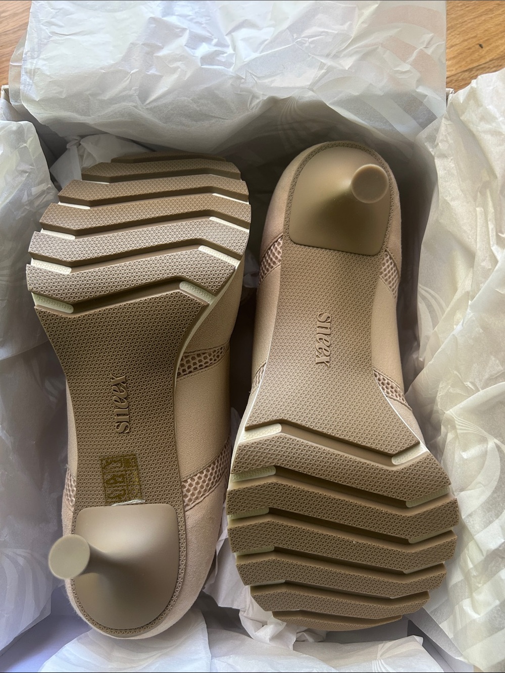 NWT Sneex 'The Icon' Sand Sneakers Box - Size 9 (US) with box and dust bags - Picture 5 of 13